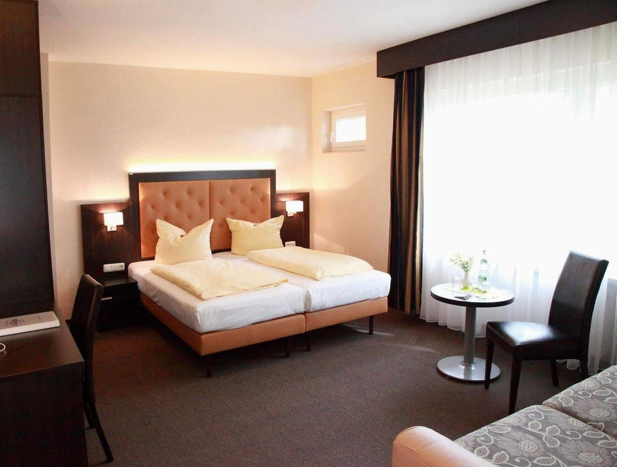 Hotel Zur Heidebluete Hambühren Eksteriør bilde
